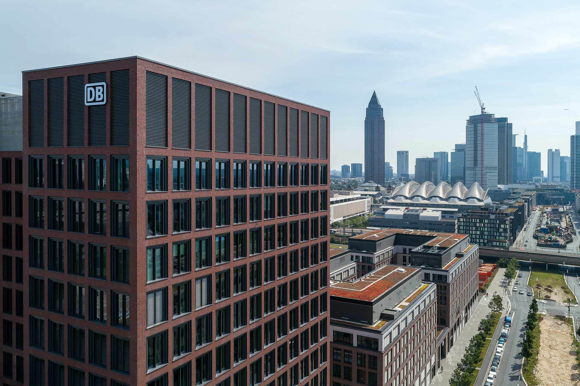 Deutsche Bahn Tower, Luftbild Straßenflucht, Aldinger Architekten